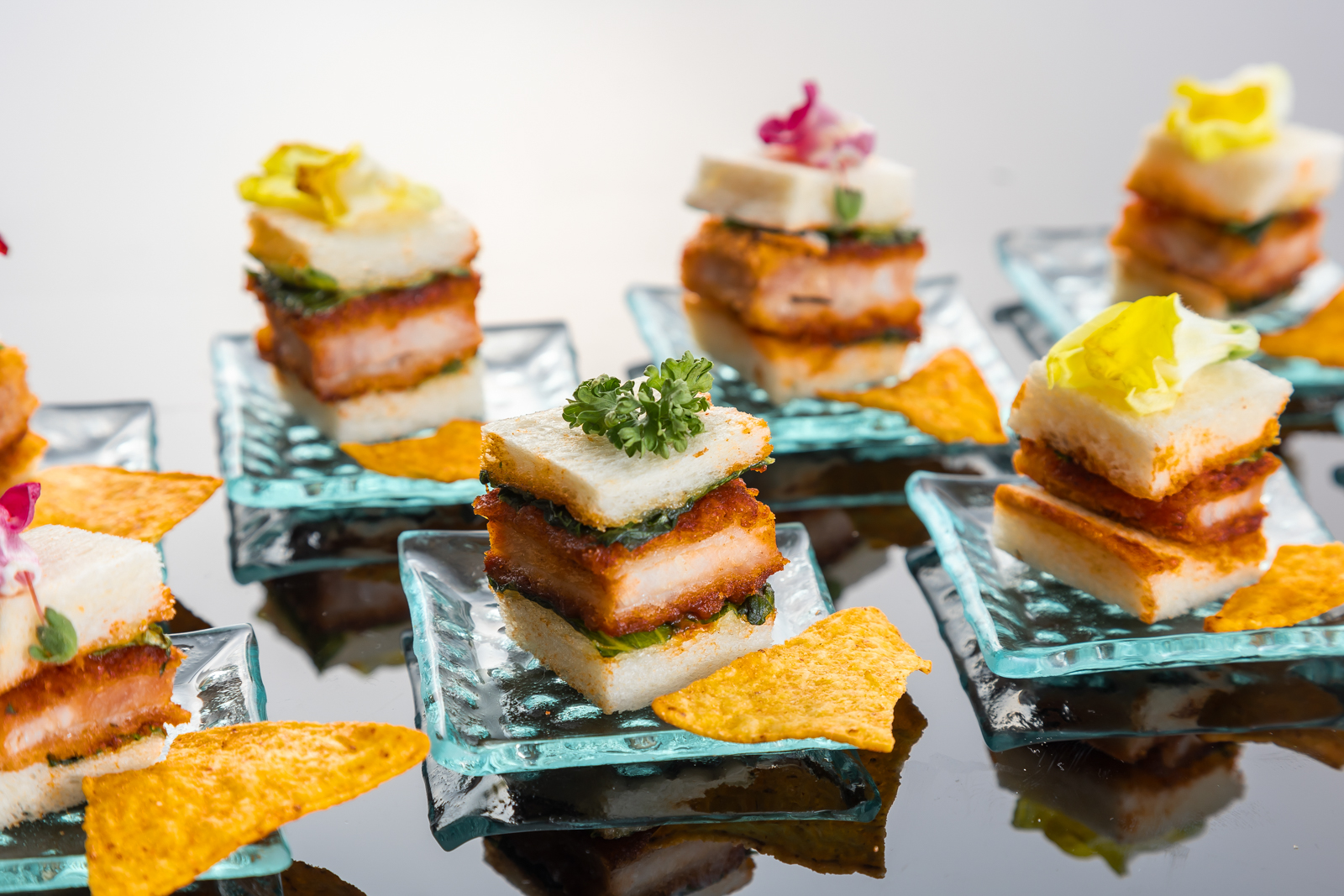 特製デミグラスソースのカツサンド　トルティーヤチップス